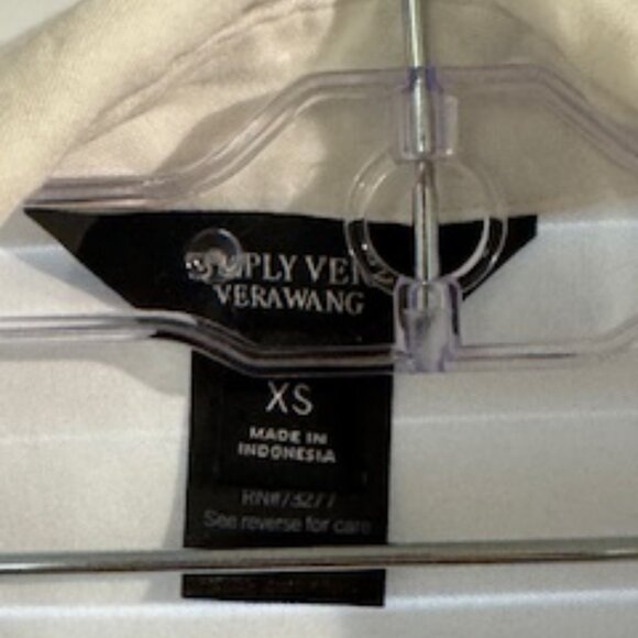 Elegant White Vera Wang Blouse –Size XS - Picture 4 of 4